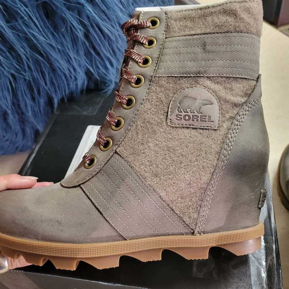 Sorel Lexie Wedge womens size  9.5 booties-khaki